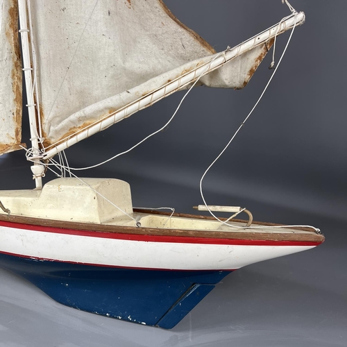 1 - Large pond yacht 86cm tall