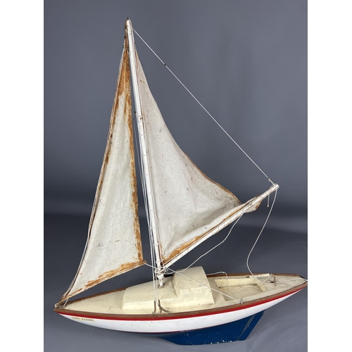 1 - Large pond yacht 86cm tall