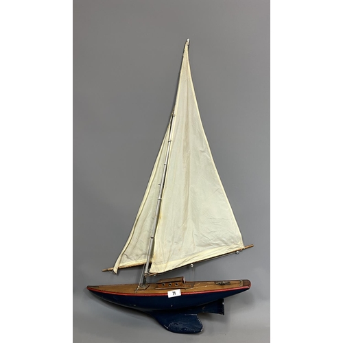 71 - Large pond yacht measuring 130 cm to top of sail