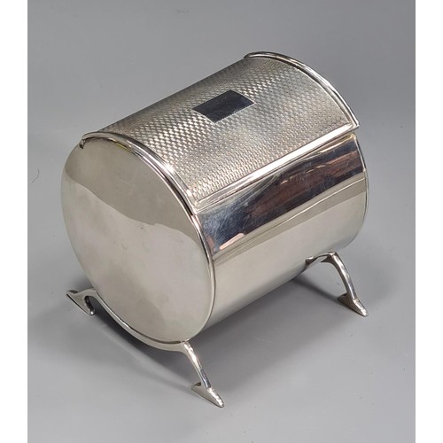 28a - A superb silver cylindrical table cigarette box. Birmingham 1928, 171g. 
This George V silver table ... 