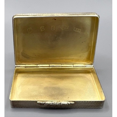 128 - Nice quality sterling silver snuff box with gilt interior, clear hallmarks for PJD London 1938. 86.5... 