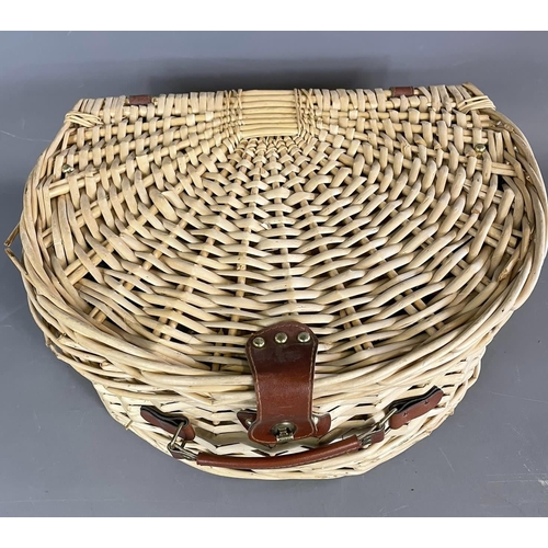 136 - Wicker Picnic Basket with 4 Place Setting. Shipping group (A)