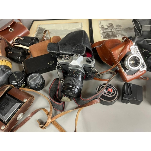 137 - Vintage Camera lot. Shipping group (C)