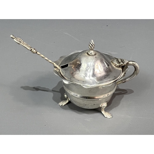 13 - Silver mustard pot and spoon with blue glass liner. Silver content weighing 40g. Shipping Group (A).