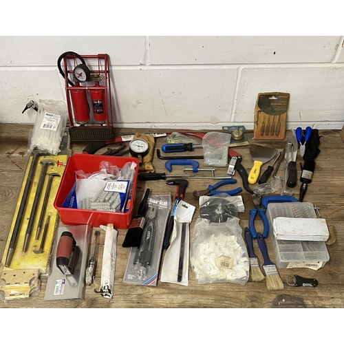 115 - Good selection of new tools and accessories. Shipping Group (D).