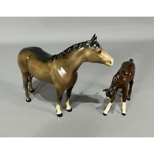 176 - Horse and foal figures, possibly Beswick but no visible back stamp, the tallest being 20x25cm. Shipp... 