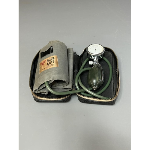 224 - A vintage Katch Kuff West German Sphygmomanometer blood pressure monitor. Shipping Group (A).