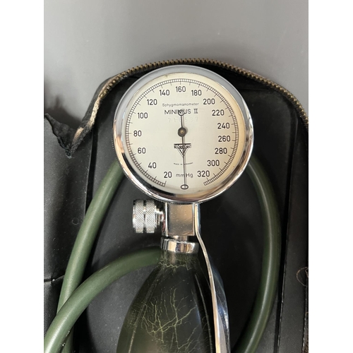 224 - A vintage Katch Kuff West German Sphygmomanometer blood pressure monitor. Shipping Group (A).