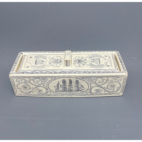 59 - Nicely decorated domino set in lidded case. Shipping group (A), optional combined shipping or collec... 