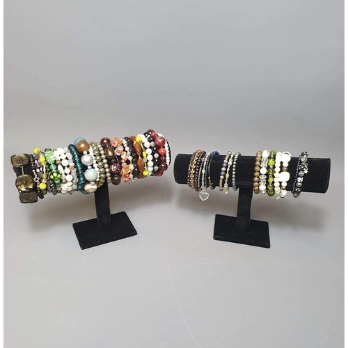 47 - Over 40 assorted bracelets. Shipping group (A), optional combined shipping or collection in person /... 