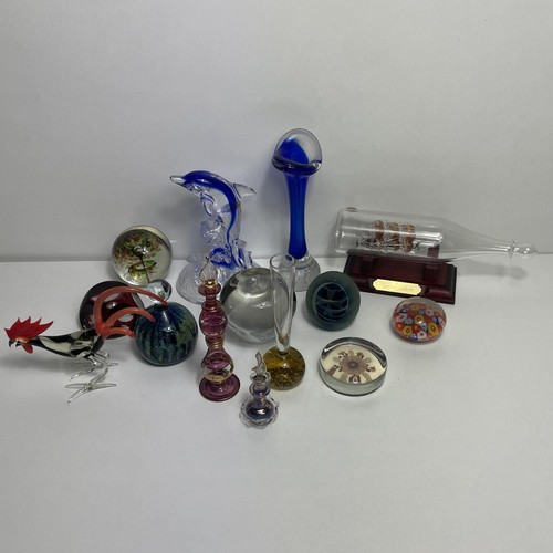 116 - Assorted glassware to include paperweights. Collection in person / your own courier.