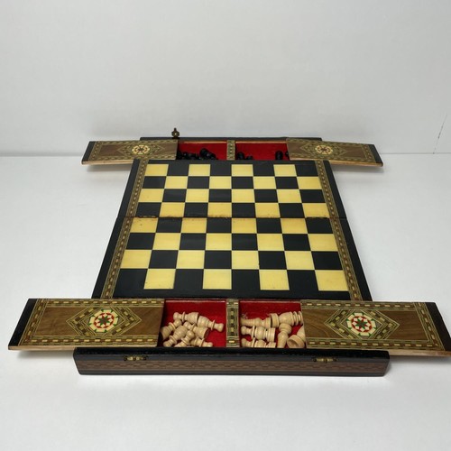 117 - Nicely inlaid travel chess board and pieces. Shipping group (A), optional combined shipping or colle... 