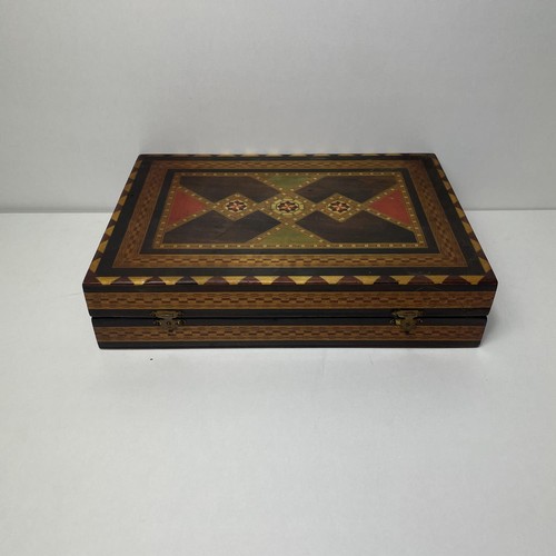 117 - Nicely inlaid travel chess board and pieces. Shipping group (A), optional combined shipping or colle... 