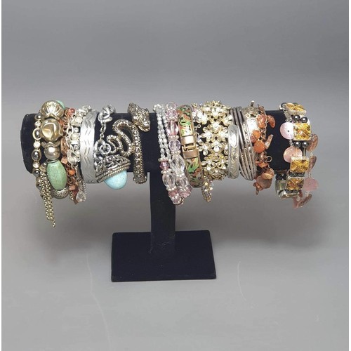 12 - 14 bangles and bracelets. Shipping group (A), optional combined shipping or collection in person / y... 