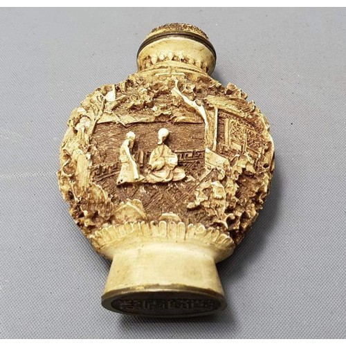 29 - Highly detailed Oriental snuff bottle. Shipping group (A), optional combined shipping or collection ... 