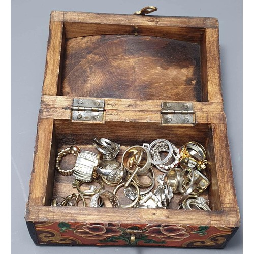 32 - Very pretty Oriental jewellery box containing over 30 dress rings. Shipping group (A), optional comb... 