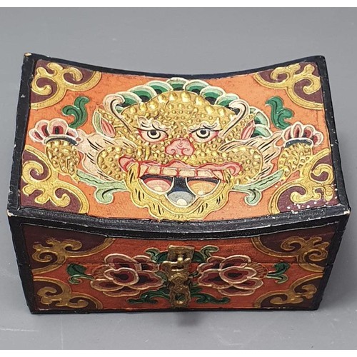 32 - Very pretty Oriental jewellery box containing over 30 dress rings. Shipping group (A), optional comb... 