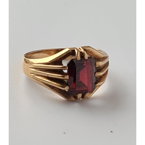 18 - 9ct gold garnet signet ring, 5.3g, finger size T. Shipping group (A), optional combined shipping or ... 