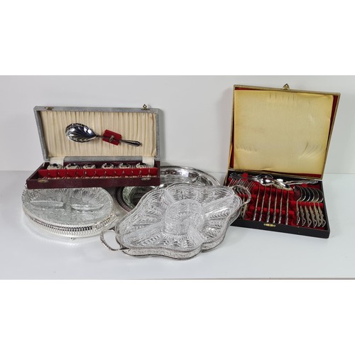 72 - 2 boxed sets of cutlery together with Hors D'oeuvre dishes. Shipping group (C), optional combined sh... 