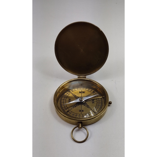 106 - Brass compass in good condition. Shipping group (A), optional combined shipping or collection in per... 