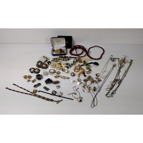 108 - Assorted costume jewellery. Shipping group (A), optional combined shipping or collection in person /... 