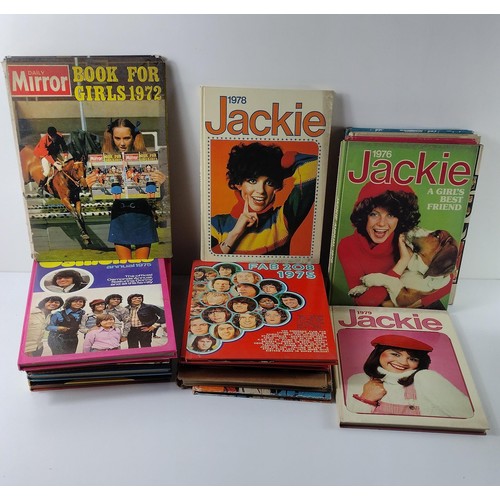 262 - Vintage annuals to include Jackie and others. Collection in person / your own courier.