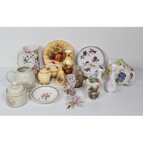 276 - Assorted chinaware to include Royal Worcester, Ansley, Paisley and Royal Doultono collection in pers... 