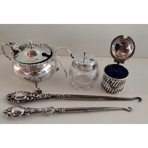 366 - Silver lot comprising: salt, mustard pots and 2 silver-handled button hooks. Shipping Group (A).