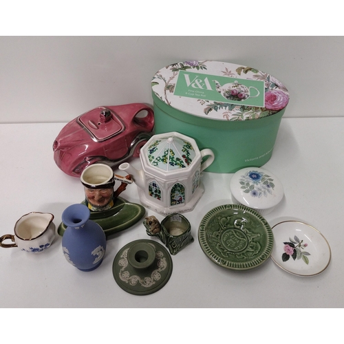 117 - Vintage decorative and useful domestic items.. Collection only.