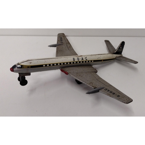 143 - Circa 1950's De Havilland Comet 4 model jet airliner in BOAC livery. Approx. L:47 x W:48cm Shipping ... 