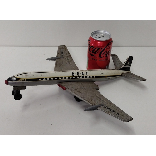 143 - Circa 1950's De Havilland Comet 4 model jet airliner in BOAC livery. Approx. L:47 x W:48cm Shipping ... 