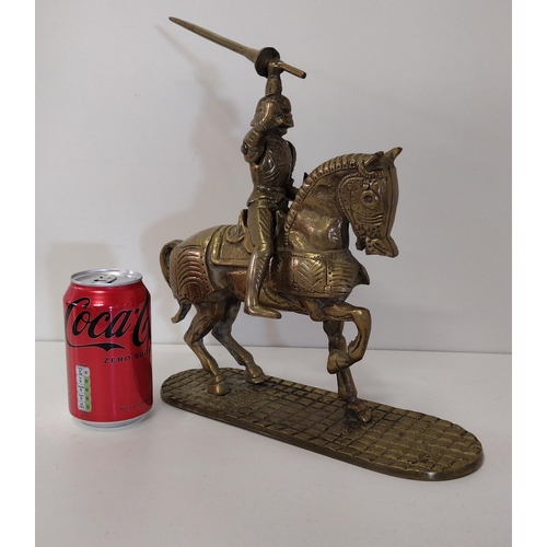 196 - Heavy solid brass figure of a knight on horseback. H:35 x L:28 cm. Shipping Group (B).