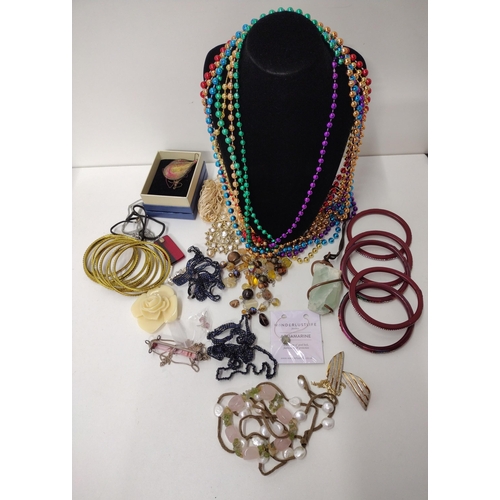 79 - Assorted costume jewellery. Shipping Group (A).