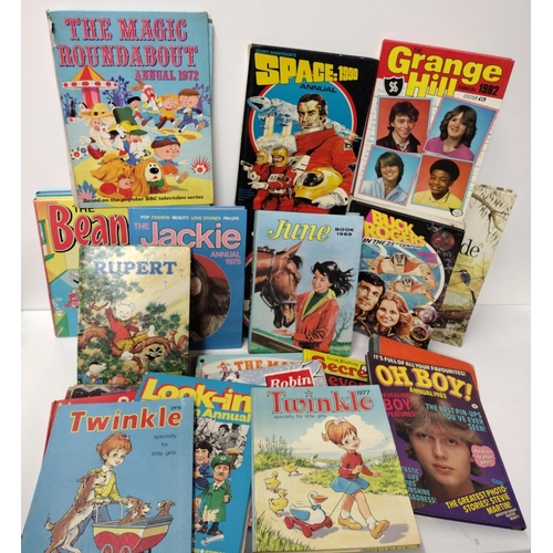 95 - Quantity of vintage annuals. Shipping Group (A).