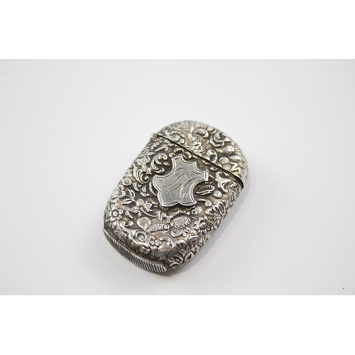 40 - Pretty repoussé .925 silver vesta case, Weight: 13g. Size: 3.2cm (w) x 4.6cm (h). Shipping Group (A)... 