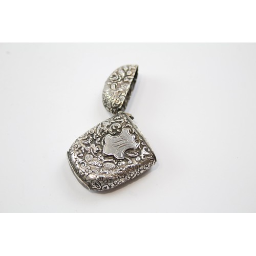 40 - Pretty repoussé .925 silver vesta case, Weight: 13g. Size: 3.2cm (w) x 4.6cm (h). Shipping Group (A)... 