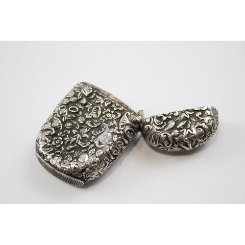 40 - Pretty repoussé .925 silver vesta case, Weight: 13g. Size: 3.2cm (w) x 4.6cm (h). Shipping Group (A)... 