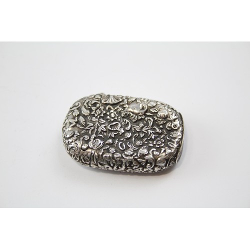 40 - Pretty repoussé .925 silver vesta case, Weight: 13g. Size: 3.2cm (w) x 4.6cm (h). Shipping Group (A)... 