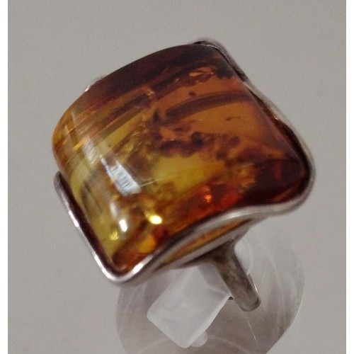 47 - .925 silver and amber set ring size size S Shipping Group (A).