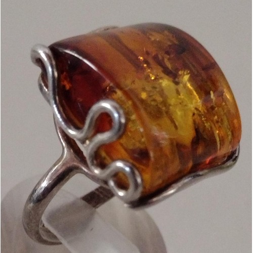 47 - .925 silver and amber set ring size size S Shipping Group (A).