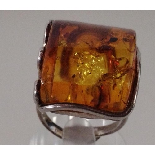 47 - .925 silver and amber set ring size size S Shipping Group (A).