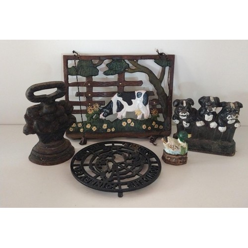 206 - Good selection of decorative metal ware items including doorstops. Collection only.