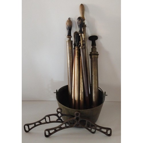 207 - Good vintage lot including a number of brass hand sprayers, large heavy brass jam kettle and cast me... 