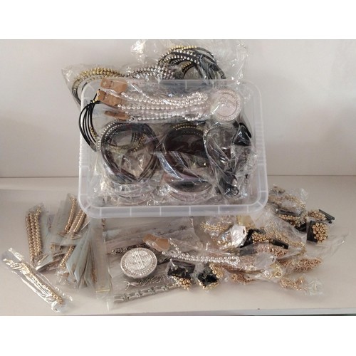 222 - Very large quantity of assorted jewellery items. Shipping Group (B).