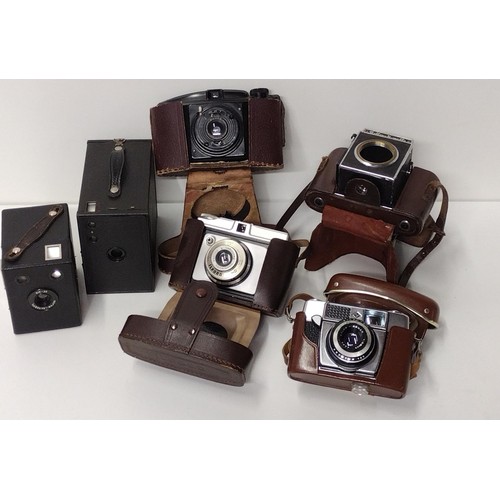 230 - Vintage camera ware lot comprising Brownie  Assoted cameraware to include 116,Ilford sporti, Boyer p... 