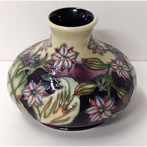 289 - Moorcroft vase H:12 x Dia:14 cm. Shipping Group (A).