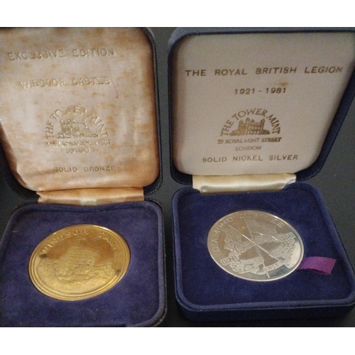 42 - 4 Cased Commemorative Coins: Windsor Castle Solid Bronze, Diamond Jubilee, Golden Jubilee, QEII Two ... 