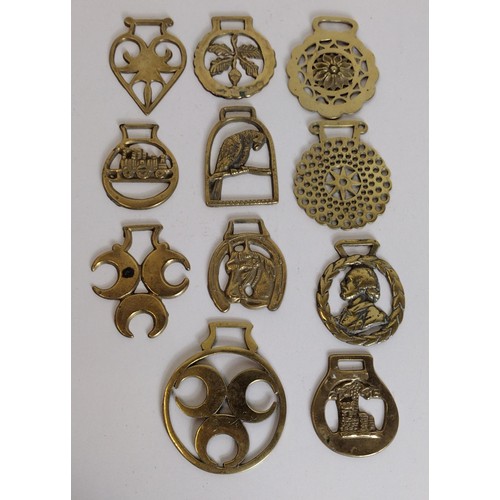 302 - Quantity of horse brasses. Shipping Group (A).