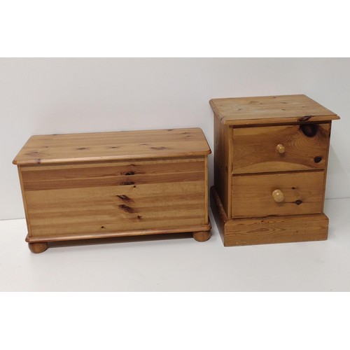 319 - Pine blanket box H:57 x W:42 x D:40 cm together with a 2 drawer bedside cabinet H:44 x W:77 x D:35 c... 