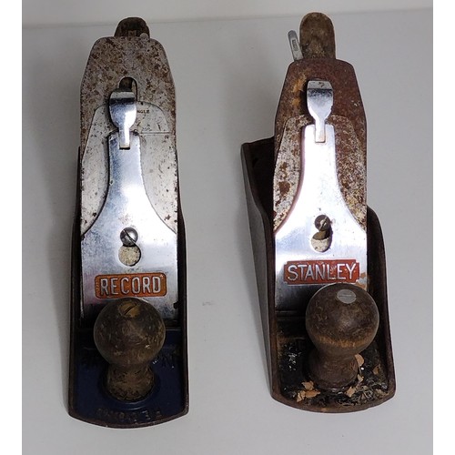 385 - 2 vintage woodworking planes, one being a Record No 4.5, the other a Stanley Bailey No.79. Shipping ... 